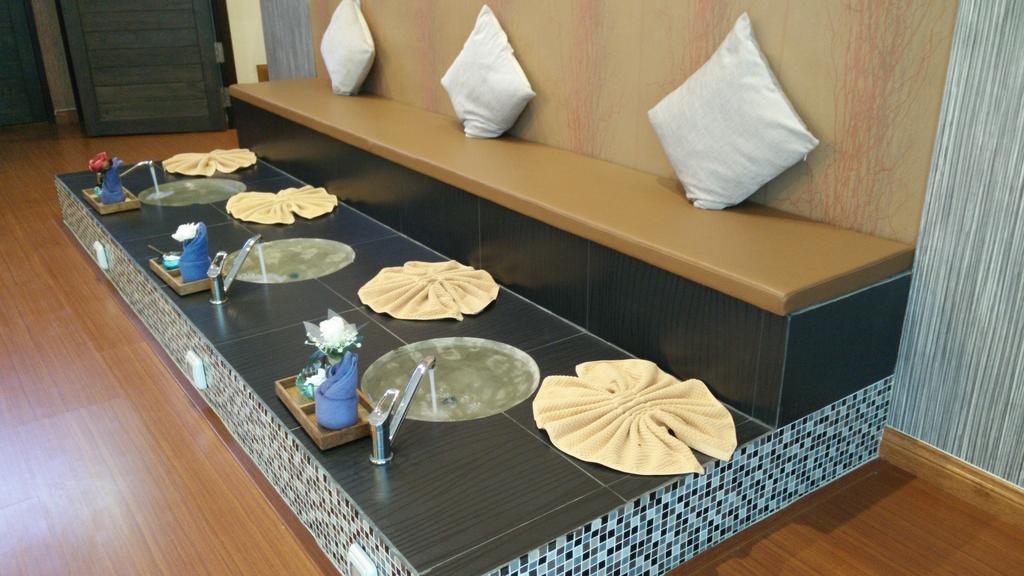 42C The Chic Hotel Nakhon Sawan Exterior photo