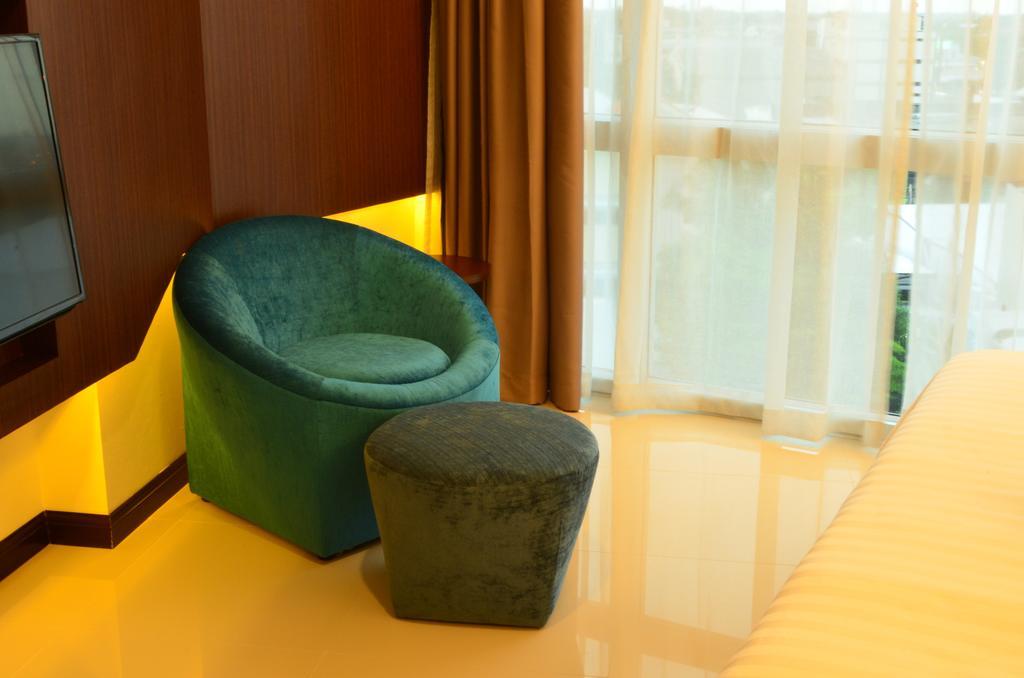 42C The Chic Hotel Nakhon Sawan Exterior photo