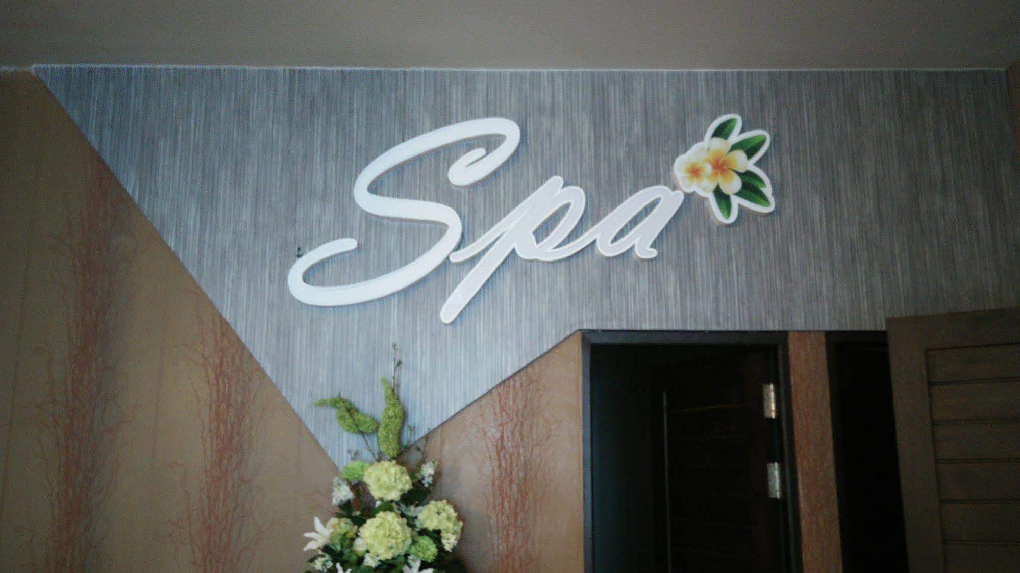 42C The Chic Hotel Nakhon Sawan Exterior photo